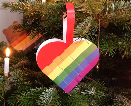 5 flettede julehjerter i regnbueflagets farver