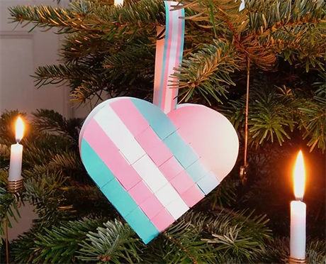 5 flettede julehjerter i transflagets farver