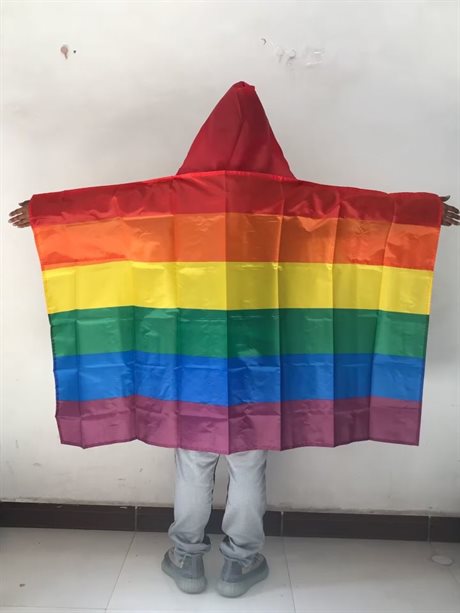 Regnbueflaggkappemedhette